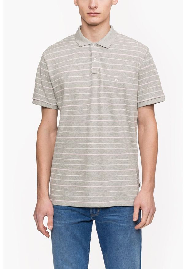 Wrangler - WRANGLER FINE STRIPE POLO MĘSKA KOSZULKA POLO MID GREY MEL W7C16KA37. Typ kołnierza: polo