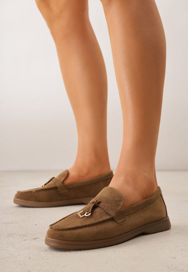 Born2be - Zielone Lekkie Mokasyny VICES z Metalowymi Ozdobami i Skórzaną Wkladką Adrialee. Nosek buta: okrągły. Kolor: beżowy. Materiał: skóra. Wzór: aplikacja. Obcas: na obcasie. Styl: klasyczny. Wysokość obcasa: niski