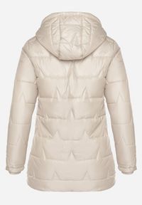 Born2be - Beżowa Pikowana Kurtka o Prostym Kroju z Kapturem Nileria. Okazja: na spotkanie biznesowe, do pracy, na co dzień. Typ kołnierza: kaptur. Kolekcja: plus size. Kolor: beżowy. Materiał: jeans, poliester, dzianina. Styl: biznesowy, casual #4