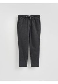 Reserved - Spodnie carrot z wiązaniem - czarny. Kolor: czarny. Materiał: wiskoza, tkanina #1