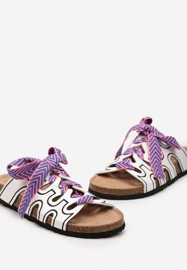 Renee - Białe Klapki z Korkową Podeszwą Wycięciami i Ozdobną Sznurówką Groesta. Kolor: biały. Sezon: lato