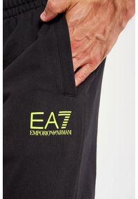 EA7 Emporio Armani - SPODNIE DRESOWE EA7 EMPORIO ARMANI. Materiał: dresówka. Wzór: napisy #5