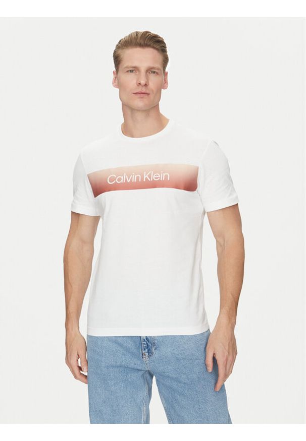 Calvin Klein T-Shirt Linear Ombre K10K114163 Biały Regular Fit. Kolor: biały. Materiał: bawełna