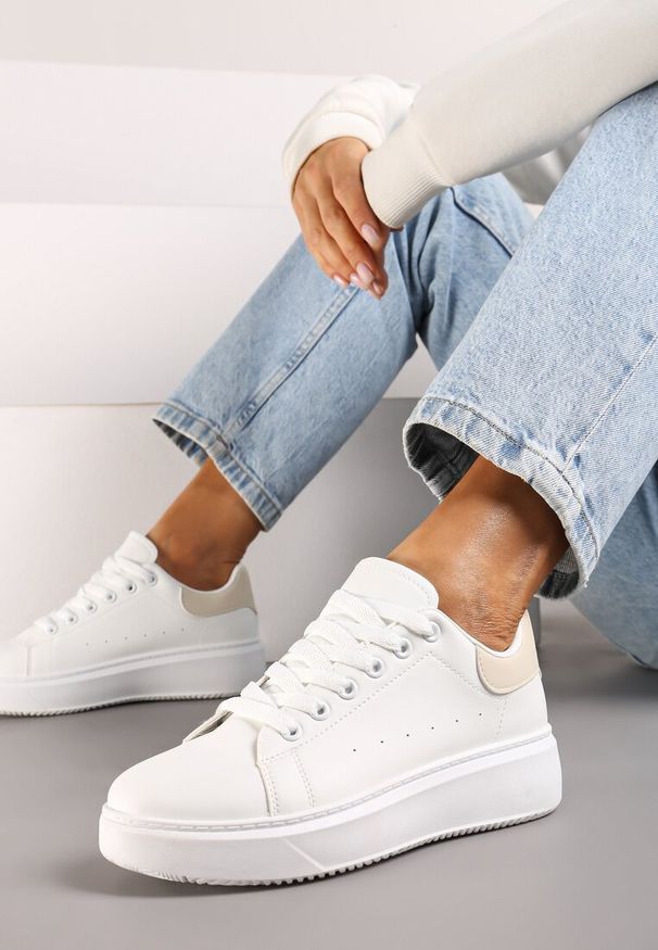 Renee - Biało-Beżowe Casualowe Sneakersy na Platformie ze Sznurowaniem Tialorae. Okazja: na co dzień. Zapięcie: sznurówki. Kolor: biały. Materiał: jeans. Obcas: na platformie