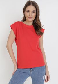 Born2be - Czerwony T-Shirt Peshahria. Kolor: czerwony. Materiał: bawełna. Długość rękawa: krótki rękaw. Długość: krótkie. Wzór: kolorowy. Styl: sportowy