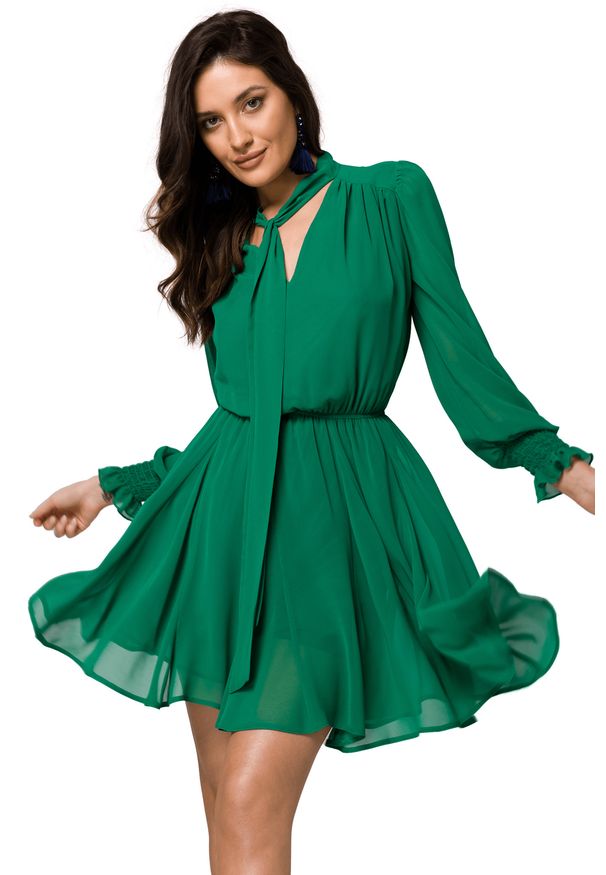 Makover - Szyfonowa sukienka koktajlowa z bufiastymi rękawami zielona. Okazja: na wesele, na imprezę, na ślub cywilny. Kolor: zielony. Materiał: szyfon. Sezon: lato. Styl: wizytowy