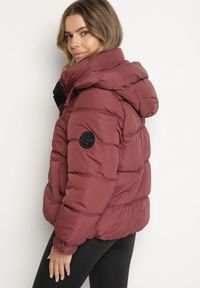 Born2be - Bordowa Kurtka Puffer o Fasonie Oversize z Kapturem i Naszywką Azirva. Okazja: na co dzień. Typ kołnierza: kaptur. Kolor: czerwony. Materiał: dzianina. Wzór: aplikacja. Styl: casual, sportowy #6