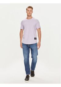 Calvin Klein Jeans T-Shirt J30J323482 Fioletowy Regular Fit. Kolor: fioletowy. Materiał: bawełna #3
