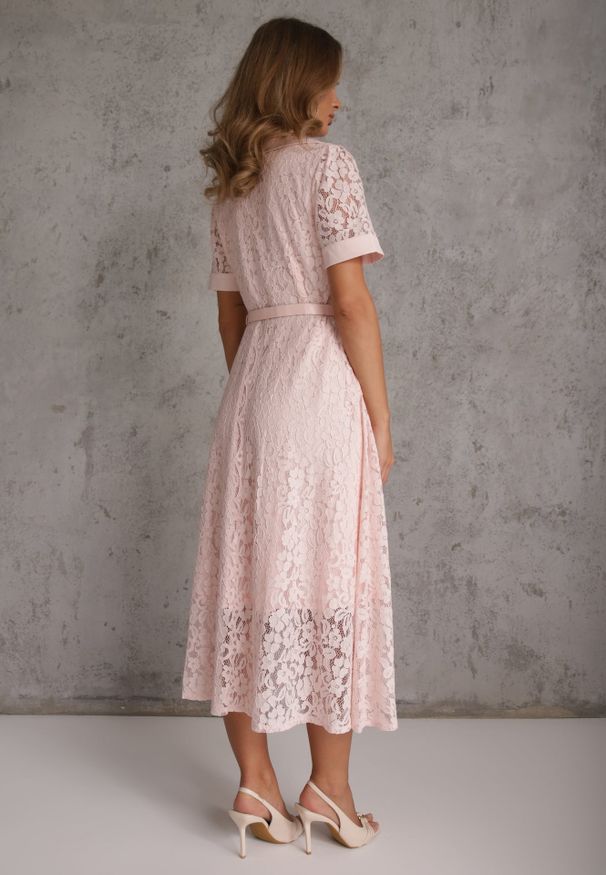 Renee - Różowa Bawełniano-Wiskozowa Sukienka Koszulowa z Koronki z Paskiem w Stylu Retro Candida. Kolor: różowy. Materiał: bawełna, wiskoza, koronka. Długość rękawa: krótki rękaw. Wzór: koronka. Typ sukienki: koszulowe. Styl: retro