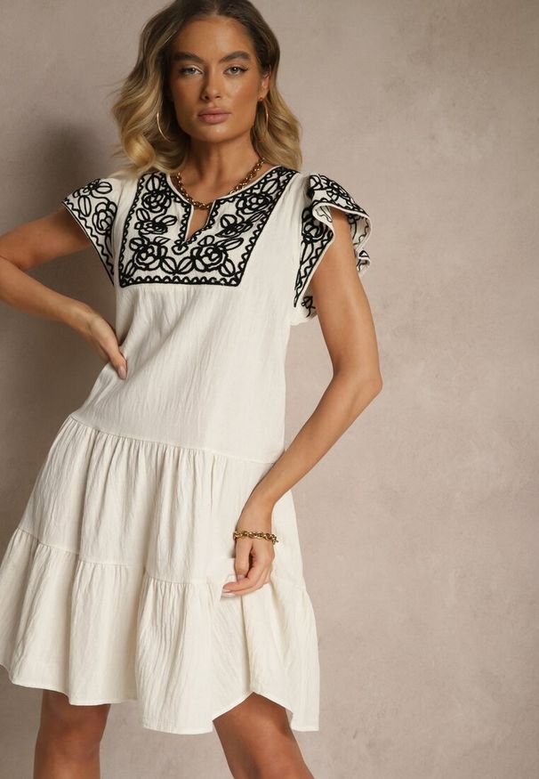 Renee - Beżowa Bawełniana Sukienka Boho Ozdobiona Haftami Eviriella. Okazja: na co dzień. Typ kołnierza: dekolt w kształcie V. Kolor: beżowy. Materiał: bawełna. Wzór: aplikacja, haft. Sezon: lato. Styl: boho