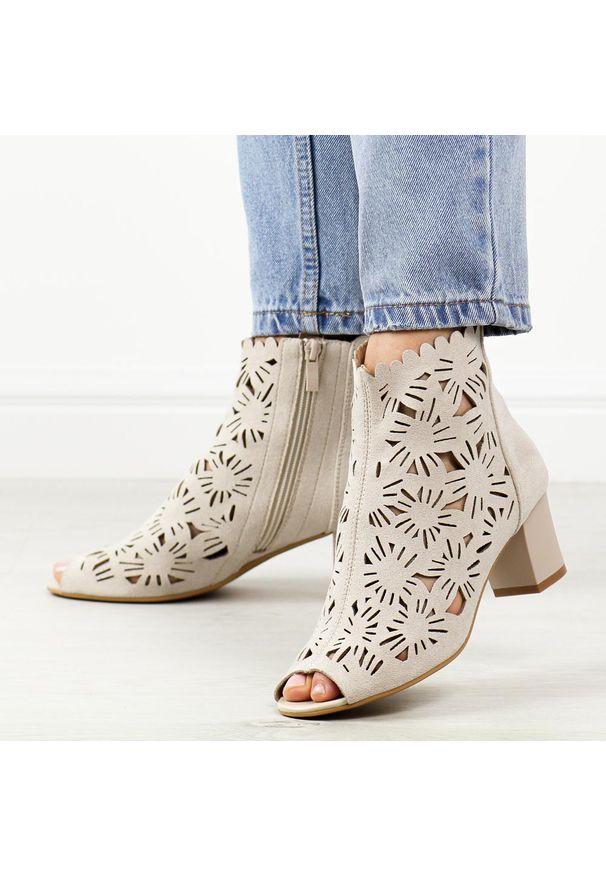 Beżowe sandały damskie na obcasie z zakrytą piętą M.Daszyński 1954-10. Kolor: beżowy. Materiał: zamsz. Wzór: ażurowy. Sezon: wiosna, lato. Obcas: na obcasie. Styl: klasyczny, elegancki. Wysokość obcasa: średni