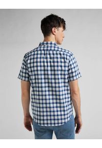 Lee - LEE BUTTON DOWN SS MĘSKA KOSZULA W KRATĘ KRÓTKI RĘKAW WASHED BLUE L886OFLR. Typ kołnierza: button down. Długość rękawa: krótki rękaw. Długość: krótkie #4