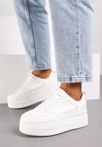 Renee - Białe Sneakersy na Wysokiej Platformie Revanisa. Okazja: na co dzień. Kolor: biały. Materiał: jeans. Obcas: na platformie #2