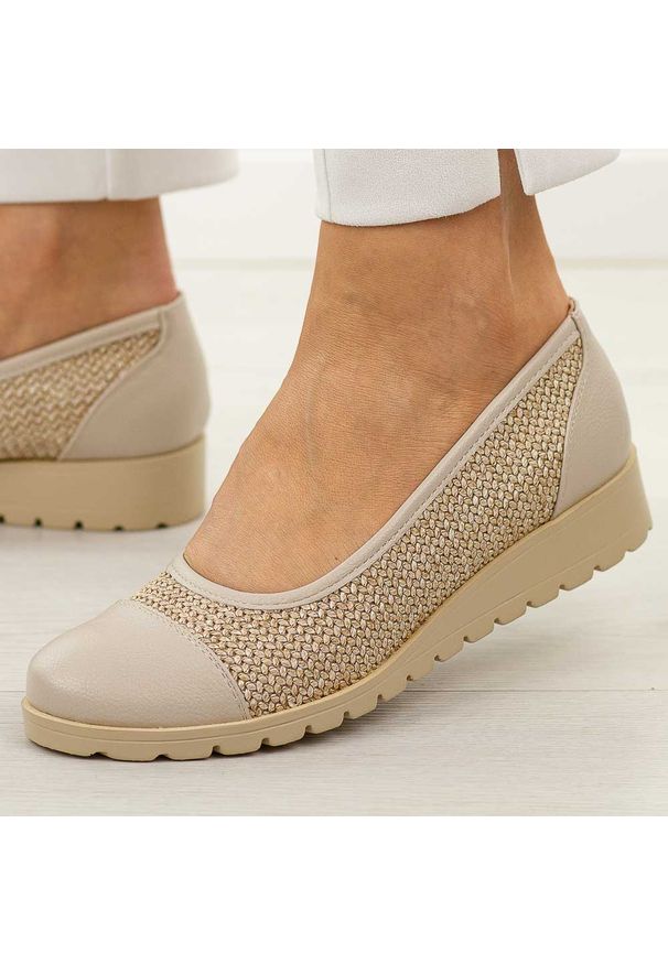 Beżowe półbuty damskie M.Daszyński 1628-25. Okazja: na co dzień. Kolor: beżowy. Materiał: skóra. Szerokość cholewki: normalna. Sezon: wiosna, jesień, lato. Obcas: na koturnie. Styl: casual, elegancki, klasyczny