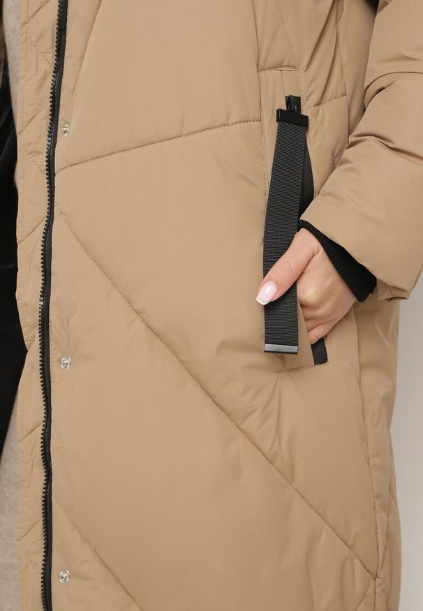 Born2be - Ciemnobeżowa Pikowana Kurtka o Długim Pudełkowym Kroju z Kapturem i Kieszeniami Attesina. Okazja: na co dzień. Typ kołnierza: kaptur. Kolor: beżowy. Materiał: wełna, jeans. Długość: długie. Sezon: zima. Styl: casual, elegancki, klasyczny