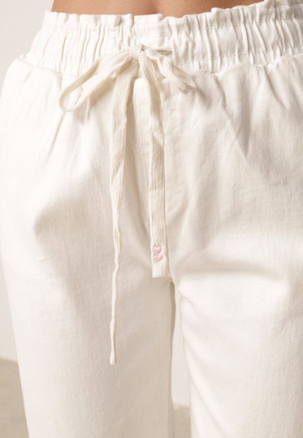 Born2be - Białe Jeansy z Bawełny o Kroju Mom Fit z Wysokim Stanem i Wiązaniem Drenlenne. Okazja: do pracy, na co dzień. Stan: podwyższony. Kolor: biały. Wzór: aplikacja. Styl: casual