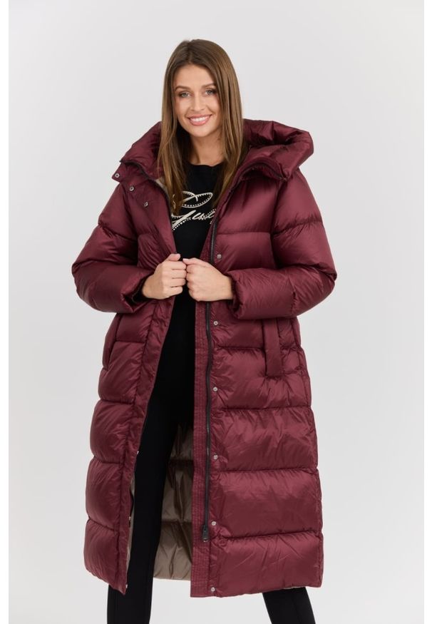 Hetrego - HETREGO Bordowy damski puchowy płaszcz Karen Woman Quilted Coat, Rozmiar 42 EU - 46 IT. Kolor: czerwony. Materiał: puch. Długość rękawa: długi rękaw. Długość: do kolan. Sezon: zima. Styl: elegancki, klasyczny