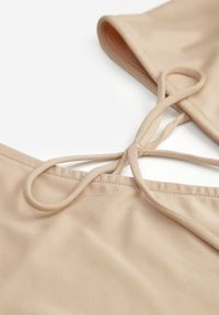 Renee - Beżowy Długi Kombinezon z Wiązaniem i Głębokim Kopertowym Dekoltem Sumya. Okazja: na spotkanie biznesowe. Kolor: beżowy. Długość: długie. Styl: elegancki, biznesowy #4