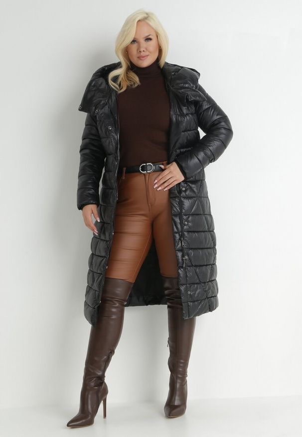 Born2be - Czarna Kurtka Pikowana z Wiązanym Paskiem Sinee. Kolekcja: plus size. Kolor: czarny. Materiał: materiał, tkanina. Styl: klasyczny