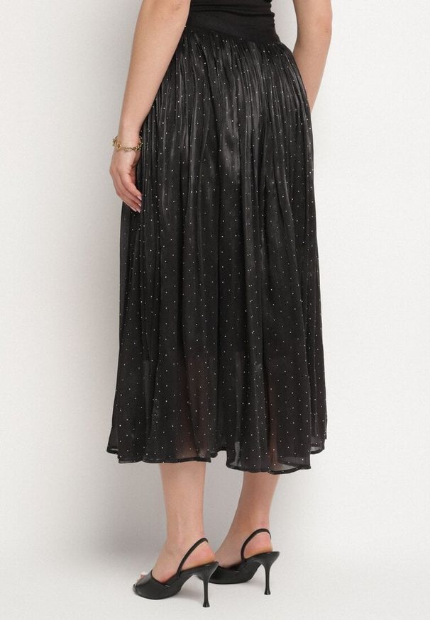 Born2be - Czarna Rozkloszowana Spódnica z Gumką w Talii Zdobiona Cyrkoniami Folinetia. Okazja: na co dzień. Kolor: czarny. Wzór: aplikacja. Styl: casual, elegancki, klasyczny