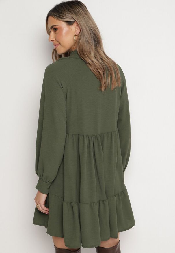 Born2be - Zielona Luźna Sukienka Mini z Falbanką i Mankietami na Rękawach Vertecja. Kolor: zielony. Długość: mini