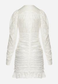 Born2be - Biała Sukienka Mini z Tkaniny Plumeti z Marszczeniem Werenia. Kolor: biały. Materiał: tkanina. Długość: mini