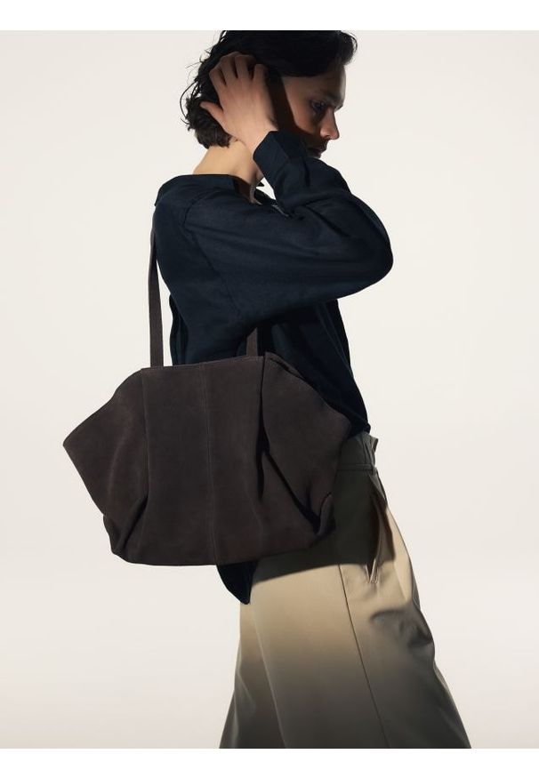 Reserved - Zamszowa torebka shopper - brązowy. Kolor: brązowy. Materiał: zamszowe. Rozmiar: małe. Styl: klasyczny