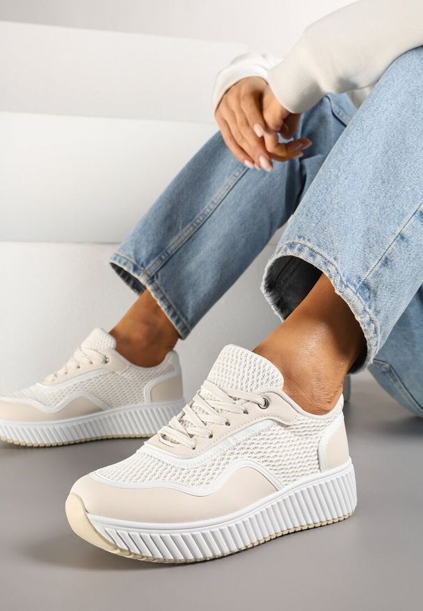 Born2be - Beżowo-Białe Sneakersy na Grubej Podeszwie Ozdobione Tłoczeniem Veniora. Okazja: na co dzień. Nosek buta: okrągły. Zapięcie: sznurówki. Kolor: beżowy. Materiał: jeans. Wzór: aplikacja