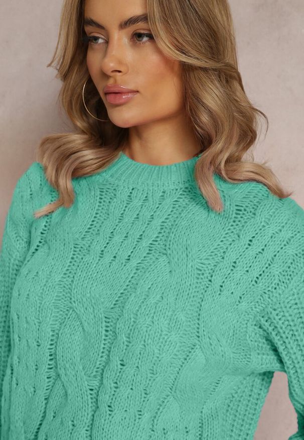 Renee - Zielony Sweter o Klasycznym Fasonie z Modnym Splotem Siloma. Okazja: na co dzień. Kolor: zielony. Wzór: ze splotem. Styl: klasyczny