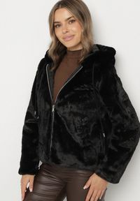 Born2be - Czarna Casualowa Kurtka Futerko z Kapturem Nindrie. Okazja: na co dzień. Typ kołnierza: kaptur. Kolor: czarny. Materiał: futro. Styl: casual #1