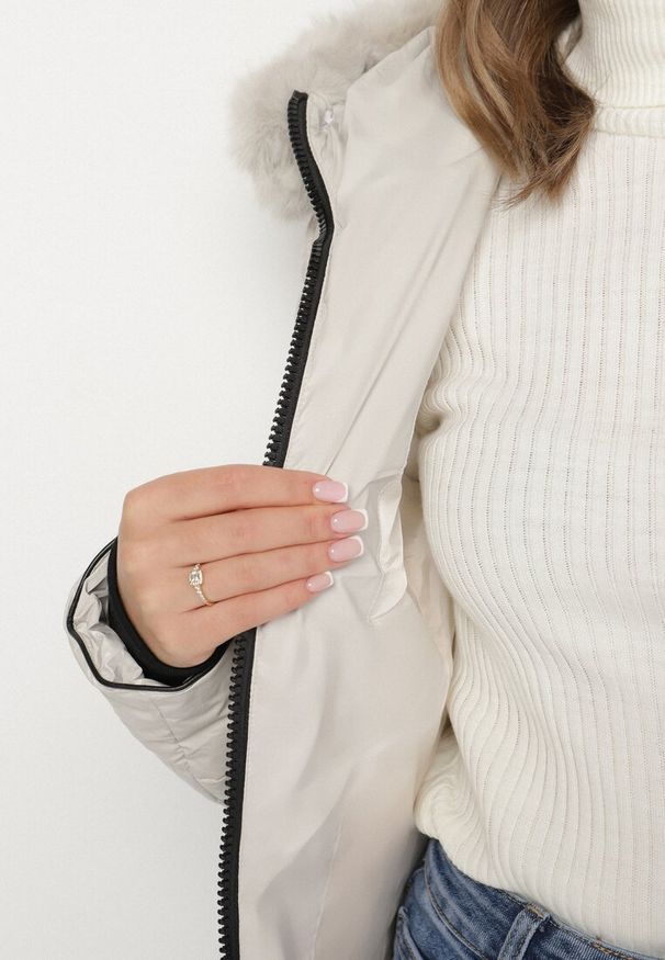 Born2be - Biała Pikowana Kurtka o Taliowanym Kroju z Kapturem z Futerkiem Naleanna. Okazja: na co dzień. Typ kołnierza: kaptur. Kolor: biały. Materiał: futro. Styl: casual