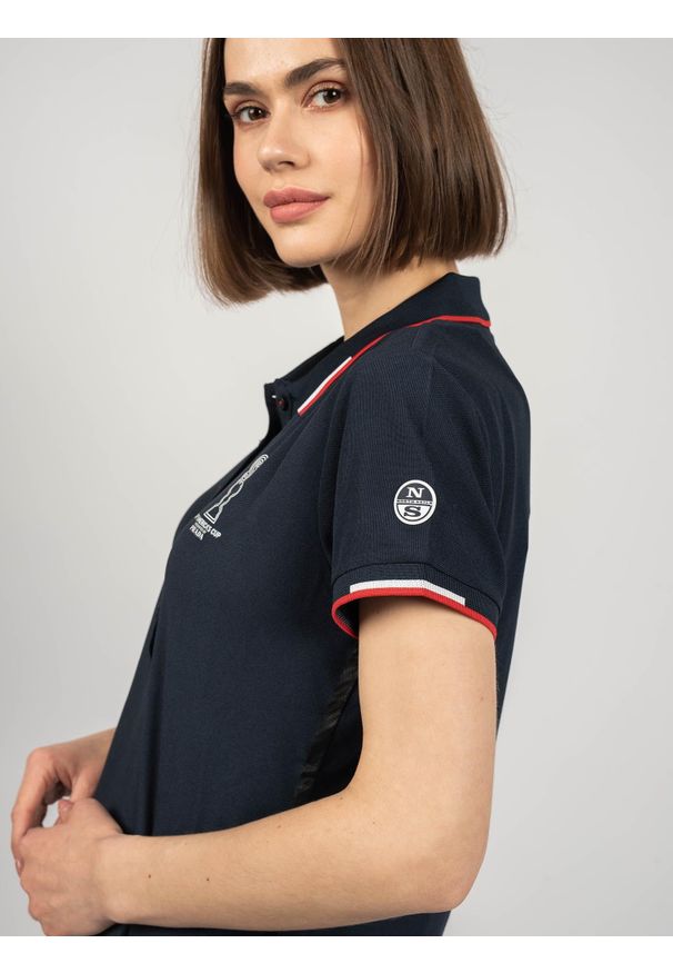 North Sails X Prada Koszulka Polo "Auroa" | 45 2502 000 | Auroa Polo S/S | Kobieta | Granatowy. Okazja: na co dzień. Typ kołnierza: polo. Kolor: niebieski. Materiał: poliester. Wzór: aplikacja, nadruk. Styl: casual, klasyczny
