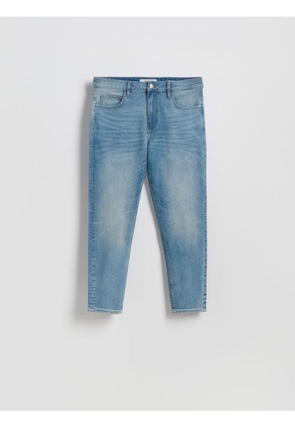 Reserved - Jeansy carrot slim z efektem sprania - niebieski. Kolor: niebieski