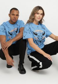 Born2be - Jasnoniebieska Bawełniana Koszulka w Rockowym Stylu z Nadrukiem Meprisa. Okazja: na co dzień. Kolor: niebieski. Materiał: bawełna. Wzór: nadruk. Styl: rockowy