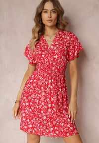 Renee - Czerwona Wiskozowa Sukienka Mini w Kwiaty z Gumką w Talii i Kopertową Górą Joslena. Kolor: czerwony. Materiał: wiskoza. Długość rękawa: krótki rękaw. Wzór: kwiaty. Sezon: lato, wiosna. Typ sukienki: kopertowe. Długość: mini