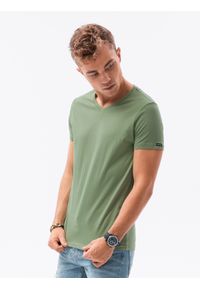 Ombre Clothing - Klasyczna męska koszulka z dekoltem w serek BASIC - jasnozielony V11 - Rozmiar: S. Typ kołnierza: dekolt w serek. Kolor: zielony. Materiał: jeans, bawełna. Długość: krótkie. Styl: klasyczny