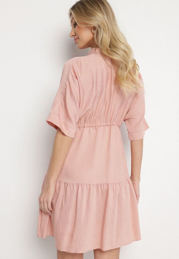 Born2be - Różowa Sukienka Koszulowa z Wiskozy z Kołnierzykiem i Wiązaniem Nanieria. Okazja: na co dzień. Kolor: różowy. Materiał: wiskoza. Długość rękawa: krótki rękaw. Typ sukienki: koszulowe. Styl: boho, casual
