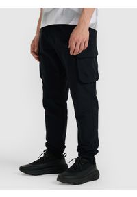 4f - 4F Spodnie casual męskie - czarne S. Okazja: na co dzień. Kolor: czarny. Materiał: materiał, syntetyk, tkanina. Styl: casual #2