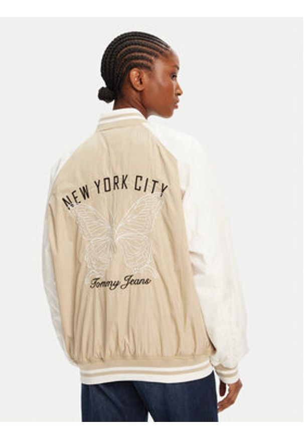 Tommy Jeans Kurtka bomber Souvenir DW0DW21432 Beżowy. Kolor: beżowy. Materiał: syntetyk