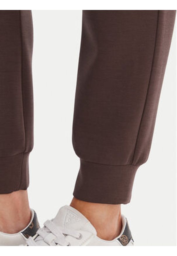 Guess Spodnie dresowe V4YB08 KCAY2 Brązowy Regular Fit. Kolor: brązowy. Materiał: syntetyk