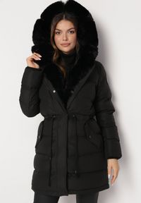 Born2be - Czarna Pikowana Kurtka z Ozdobnym Futerkiem Dristella. Kolor: czarny. Materiał: futro. Wzór: aplikacja #2