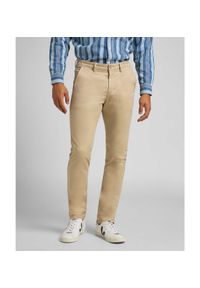 Lee - LEE SLIM CHINO MĘSKIE SPODNIE MATERIAŁOWE SERVICE SAND L768LA10 112121061. Materiał: materiał