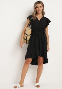 Born2be - Czarna Kopertowa Sukienka z Asymetrycznym Dołem Ozdobiona Falbanką z Paskiem w Talii Snidia. Okazja: na spacer, na co dzień. Kolor: czarny. Wzór: aplikacja. Sezon: lato. Typ sukienki: asymetryczne, kopertowe. Styl: klasyczny, casual, elegancki #3
