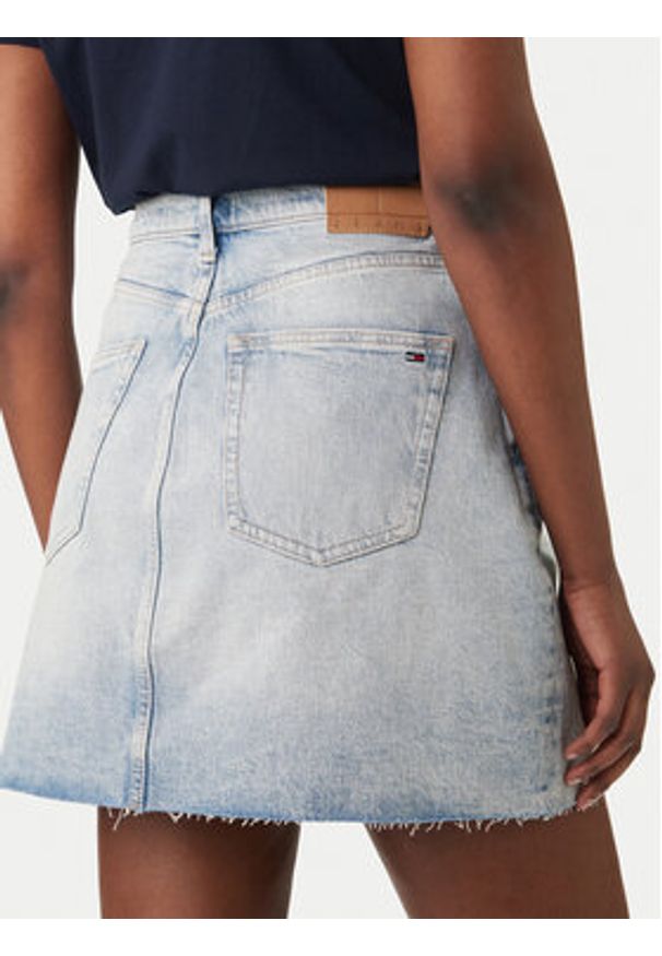 Tommy Jeans Spódnica jeansowa DW0DW22716 Błękitny Mom Fit. Kolor: niebieski. Materiał: bawełna