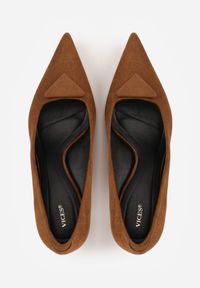 Born2be - Jasnobrązowe Czółenka VICES na Kaczuszce z Trójkątną Aplikacją na Nosku Zenia. Okazja: na co dzień. Kolor: brązowy. Materiał: jeans. Wzór: aplikacja. Obcas: na szpilce. Styl: casual, elegancki, klasyczny. Wysokość obcasa: średni #6