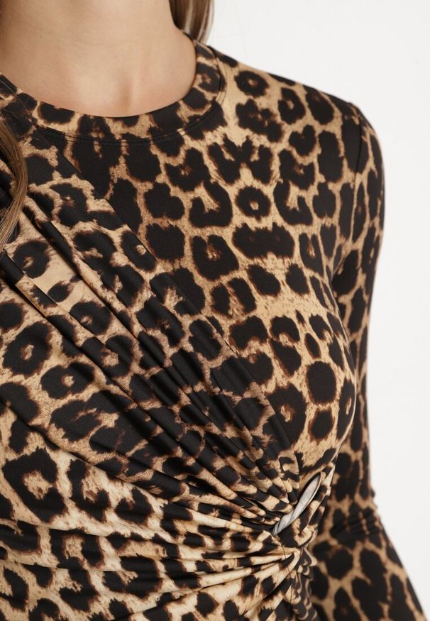 Born2be - Beżowa Bluzka Dopasowana z Ozdobnym Marszczeniem Belabia. Okazja: do pracy. Kolor: brązowy. Materiał: materiał. Długość rękawa: długi rękaw. Długość: długie. Styl: klasyczny