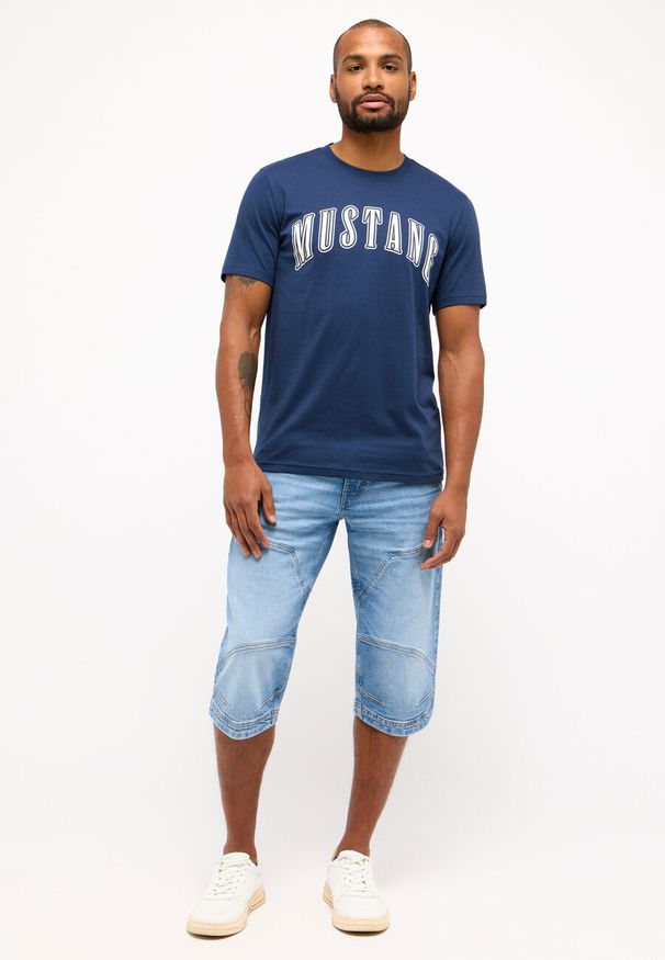 Mustang - MUSTANG AUSTIN MĘSKI T-SHIRT KOSZULKA LOGO NADRUK DRESS BLUES 1014927 5334. Wzór: nadruk