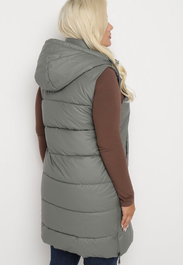 Born2be - Ciemnoszara Pikowana Kamizelka z Kapturem na Suwak i Napy Timella. Okazja: na spacer, na co dzień. Typ kołnierza: kaptur. Kolekcja: plus size. Kolor: szary. Materiał: jeans. Wzór: aplikacja. Styl: klasyczny, elegancki, casual