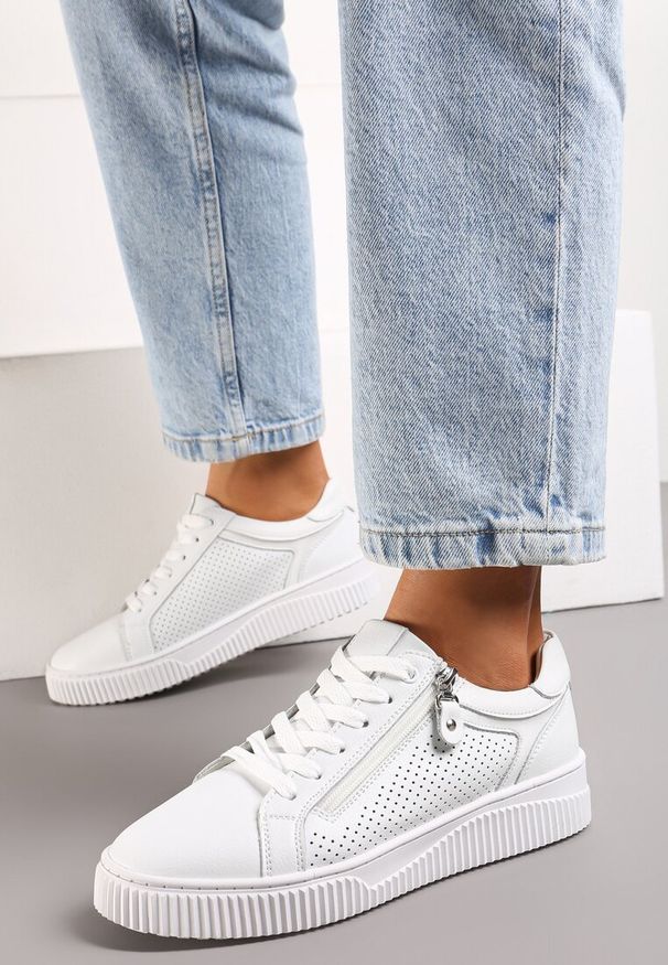 Renee - Białe Sznurowane Sneakersy z Naturalnej Skóry Ozdobione Suwakiem Ciarra. Okazja: na spotkanie biznesowe, do pracy, na co dzień. Nosek buta: okrągły. Zapięcie: sznurówki. Kolor: biały. Materiał: skóra. Wzór: aplikacja. Obcas: na obcasie. Wysokość obcasa: niski