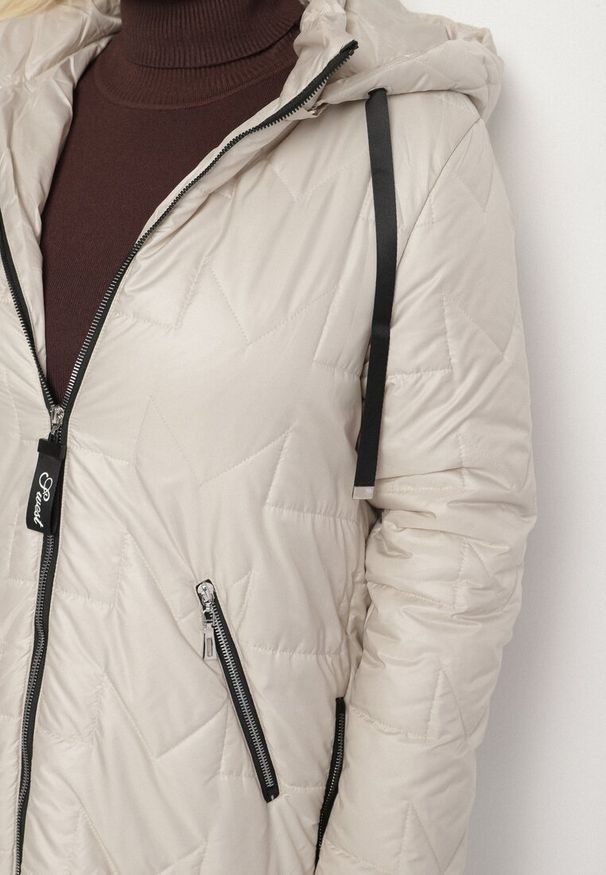 Born2be - Ciemnoszara Pikowana Kurtka Ozdobiona Pikowaniem z Odpinanym Kapturem Falerosa. Okazja: na spacer, na co dzień. Kolekcja: plus size. Kolor: szary. Materiał: jeans. Wzór: aplikacja. Styl: casual